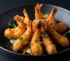 Хрустящие креветки с соусом васаби