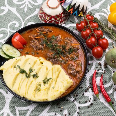 Гуляш из говядины с макаронами