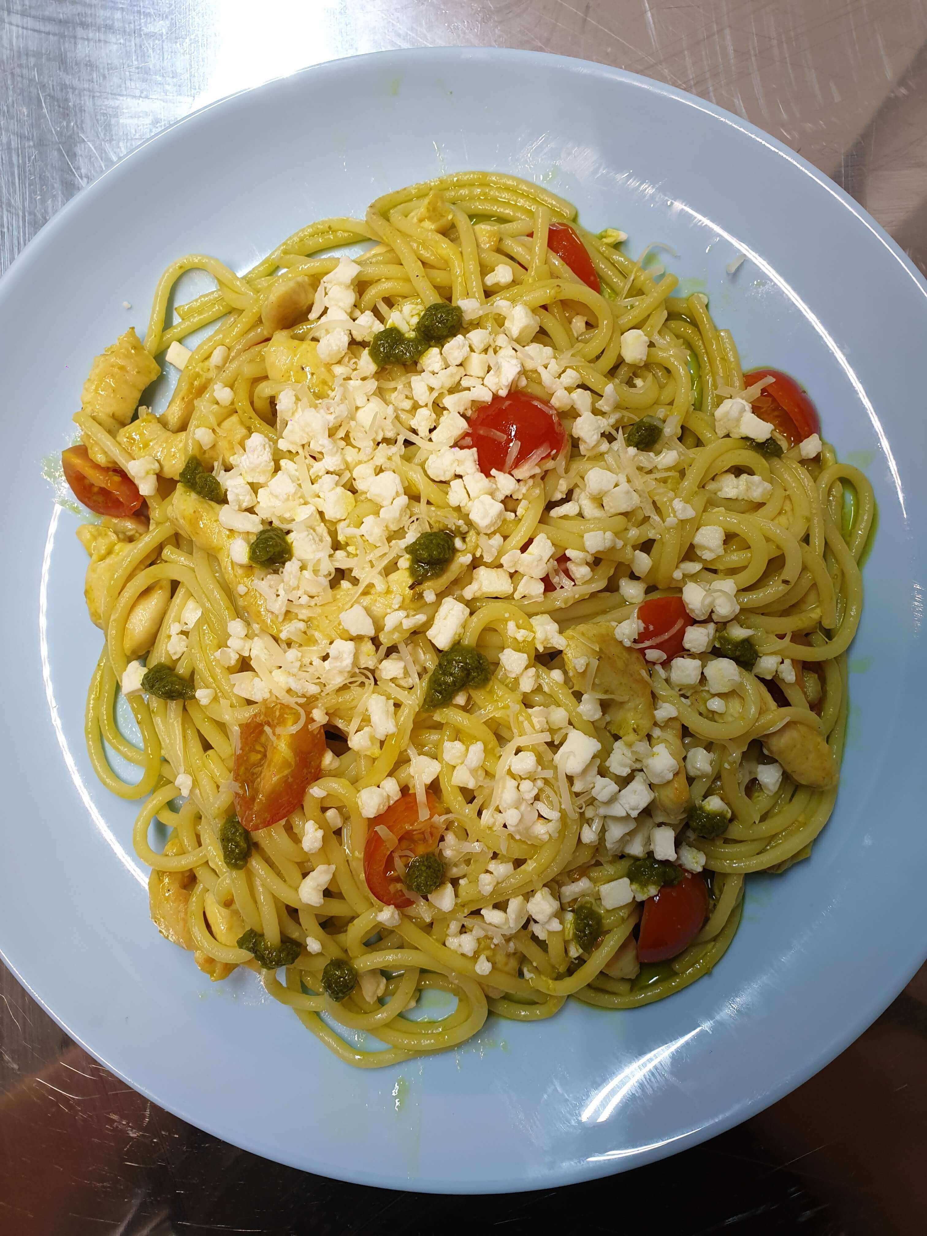 Паста с курицей, томатами черри и пестоо