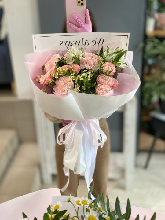 Легкий букетик с кустовой розой