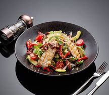 Салат с куриной грудкой и печеным перцем