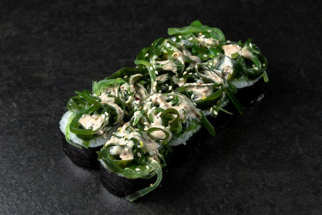 Овощной ролл с салатом чука и авокадо 