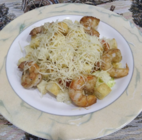 Салат Цезарь с креветками