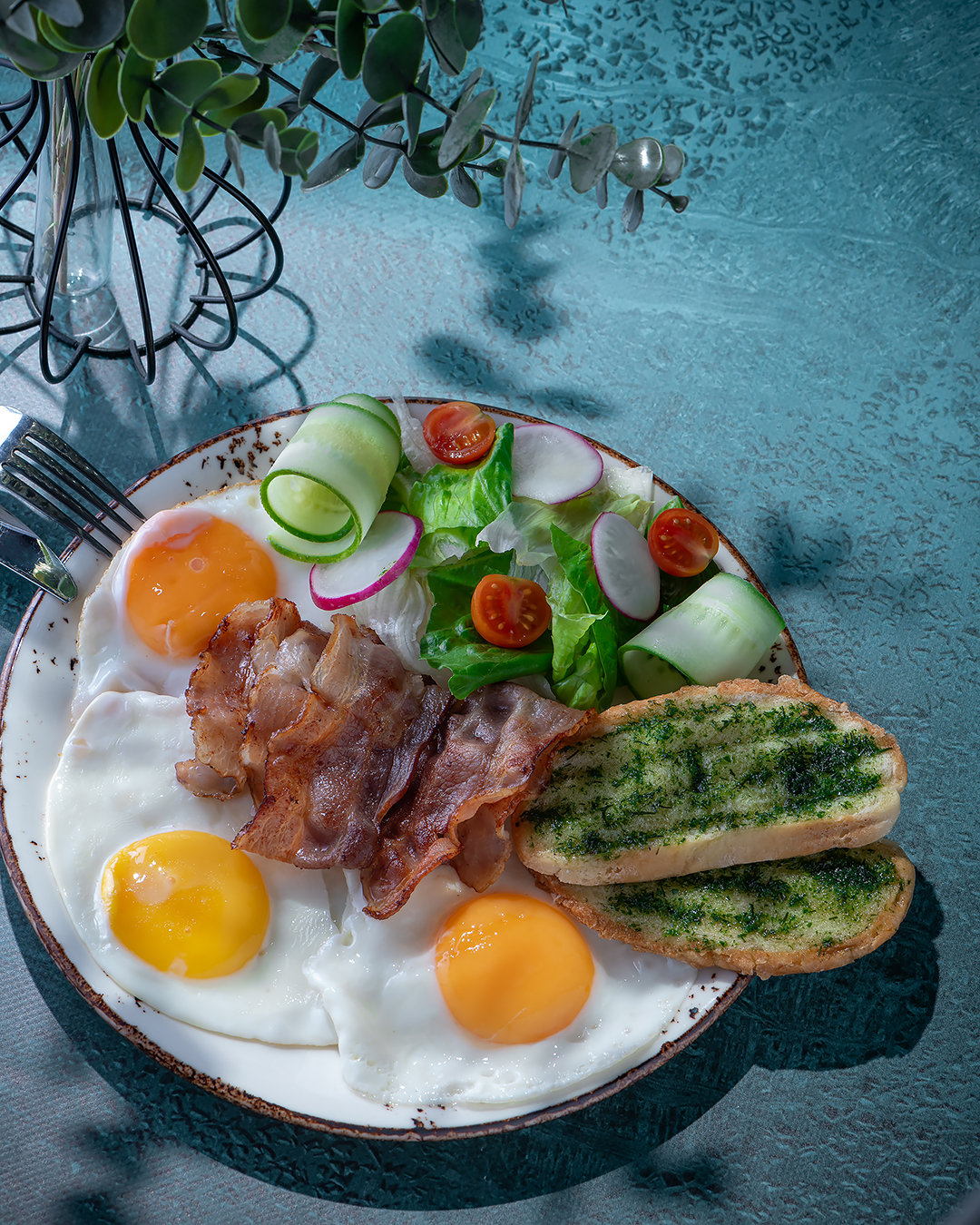 Яичница с беконом, чиабаттой и соусом песто