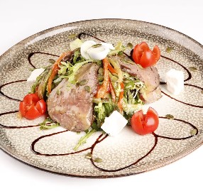 Салат с ростбифом в медово-горчичном соусе