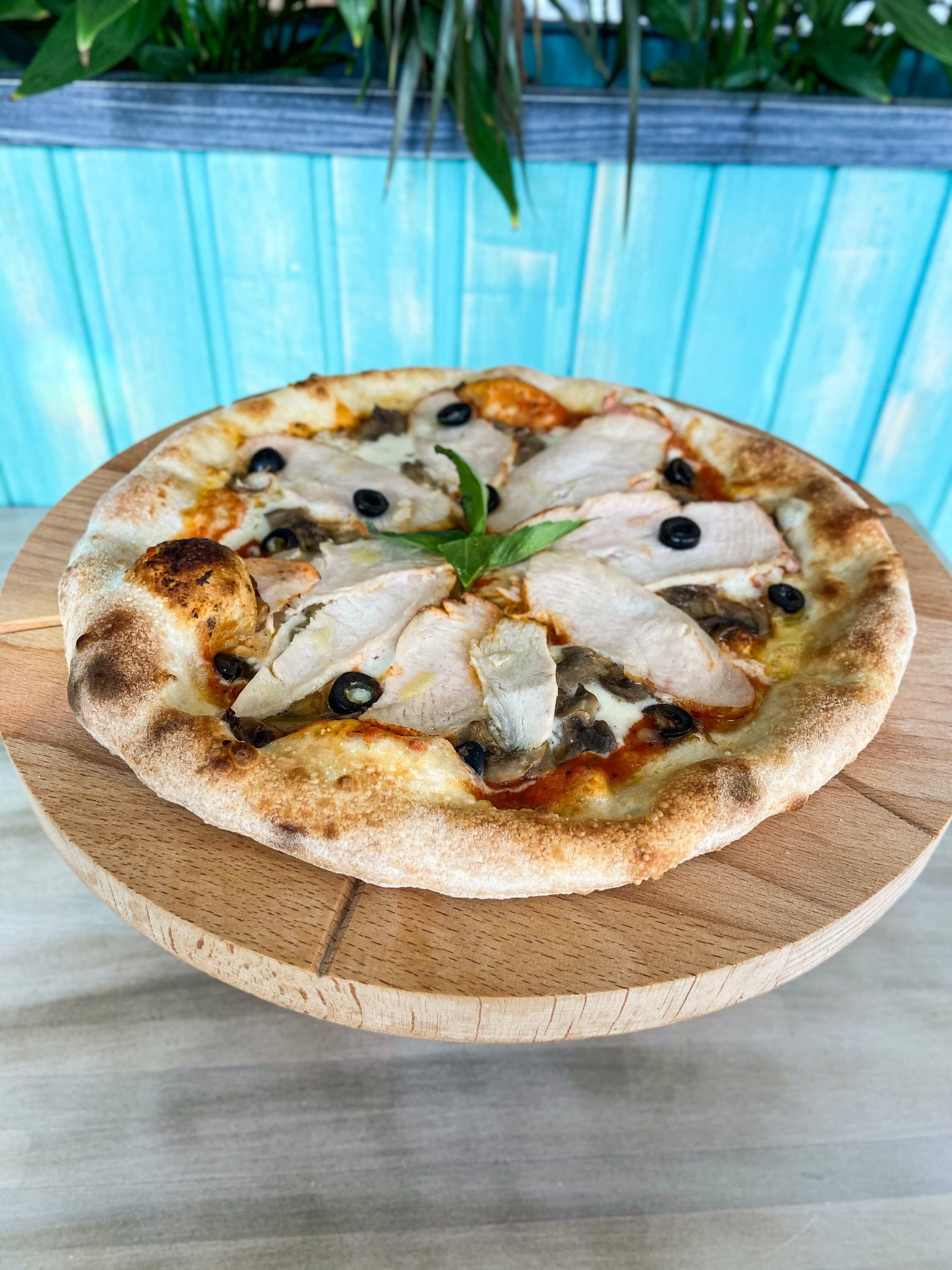 Пицца с копченой курочкой и грибами