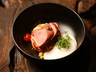 Утка с кускусом и муссом пармезан со сладкой грушей