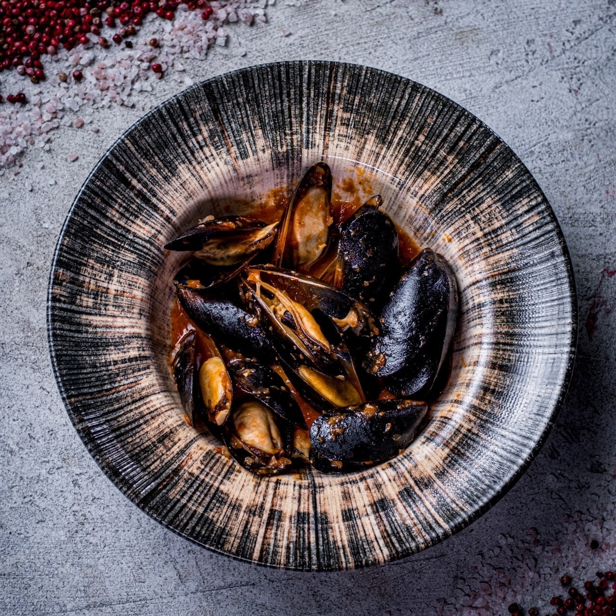 *Мидии в томатно-пряном соусе