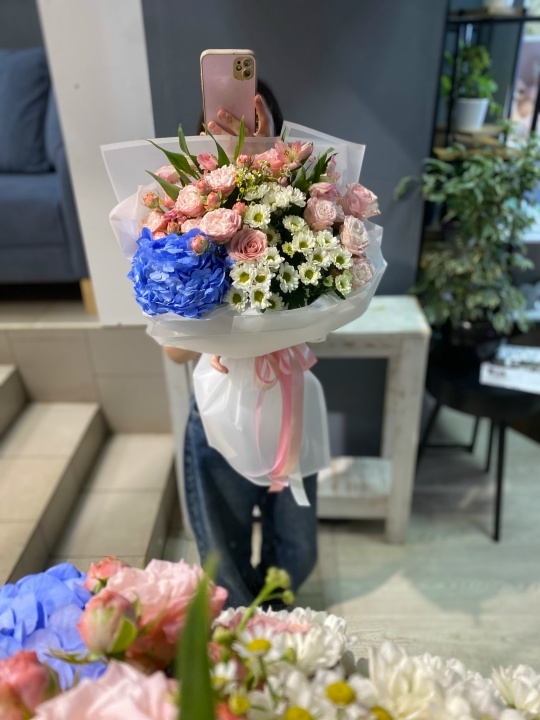 Букет с голубой гортензией