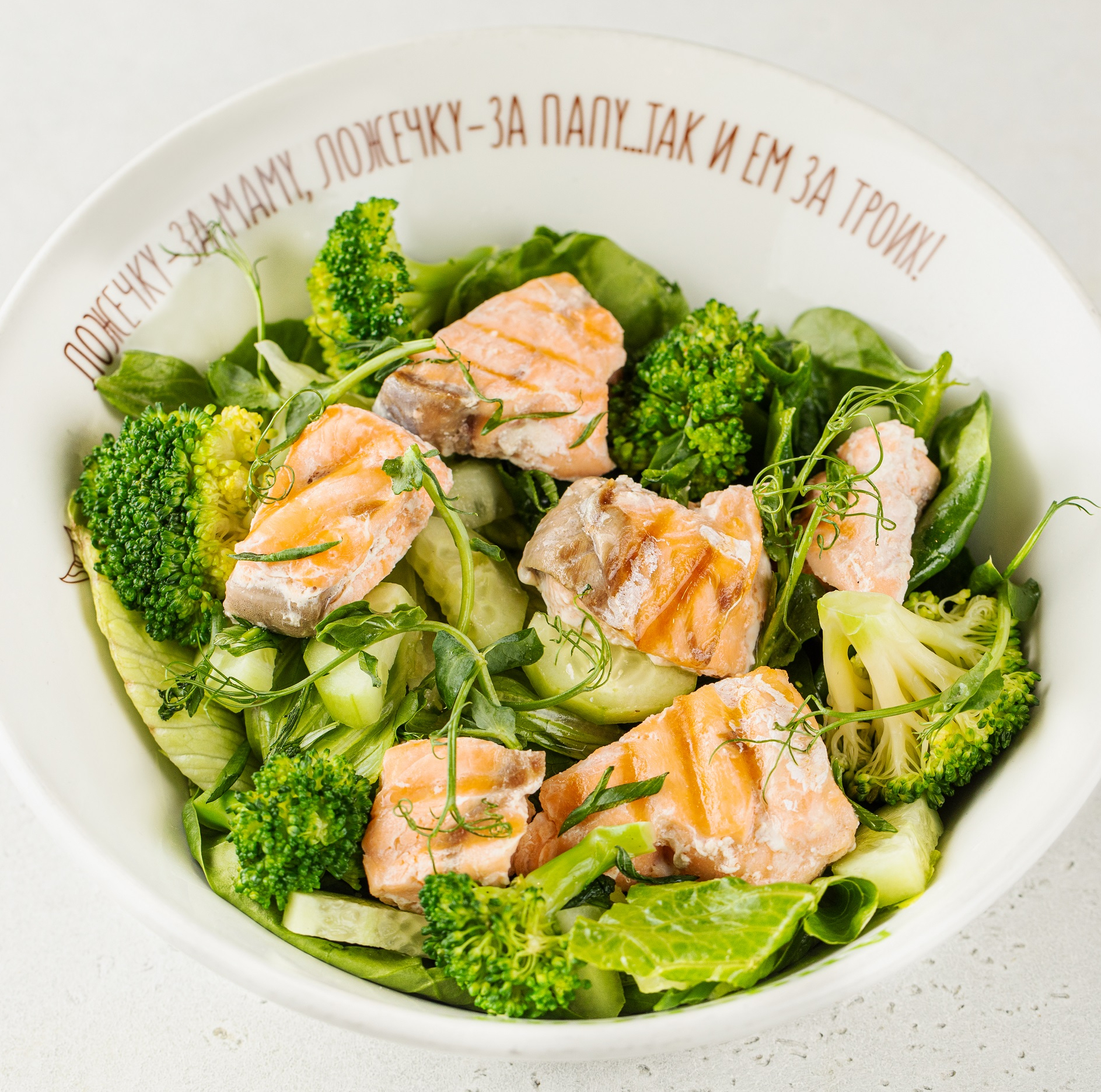 Салат с лососем гриль, авокадо, брокколи и листьями салата