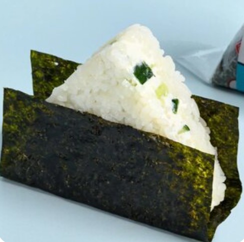 Онигири с огурцом и сливочным сыром