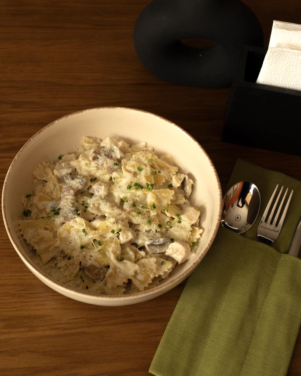 Паста фарфалле с курицей и грибами под соусом дорблю 
