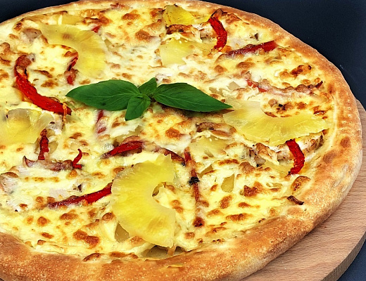 Пицца с курицей и ананасами