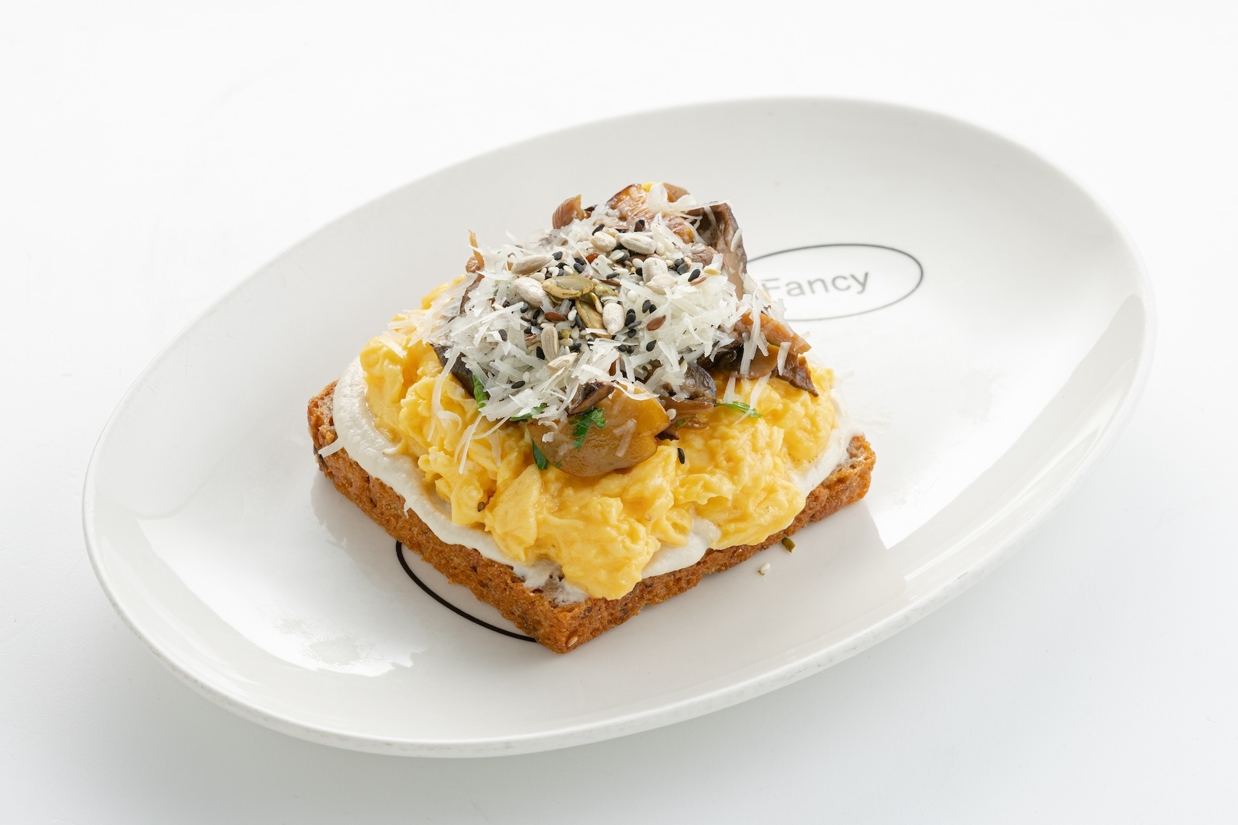 Грибной тост со скрэмблом и пармезаном на безглютеновом хлебе