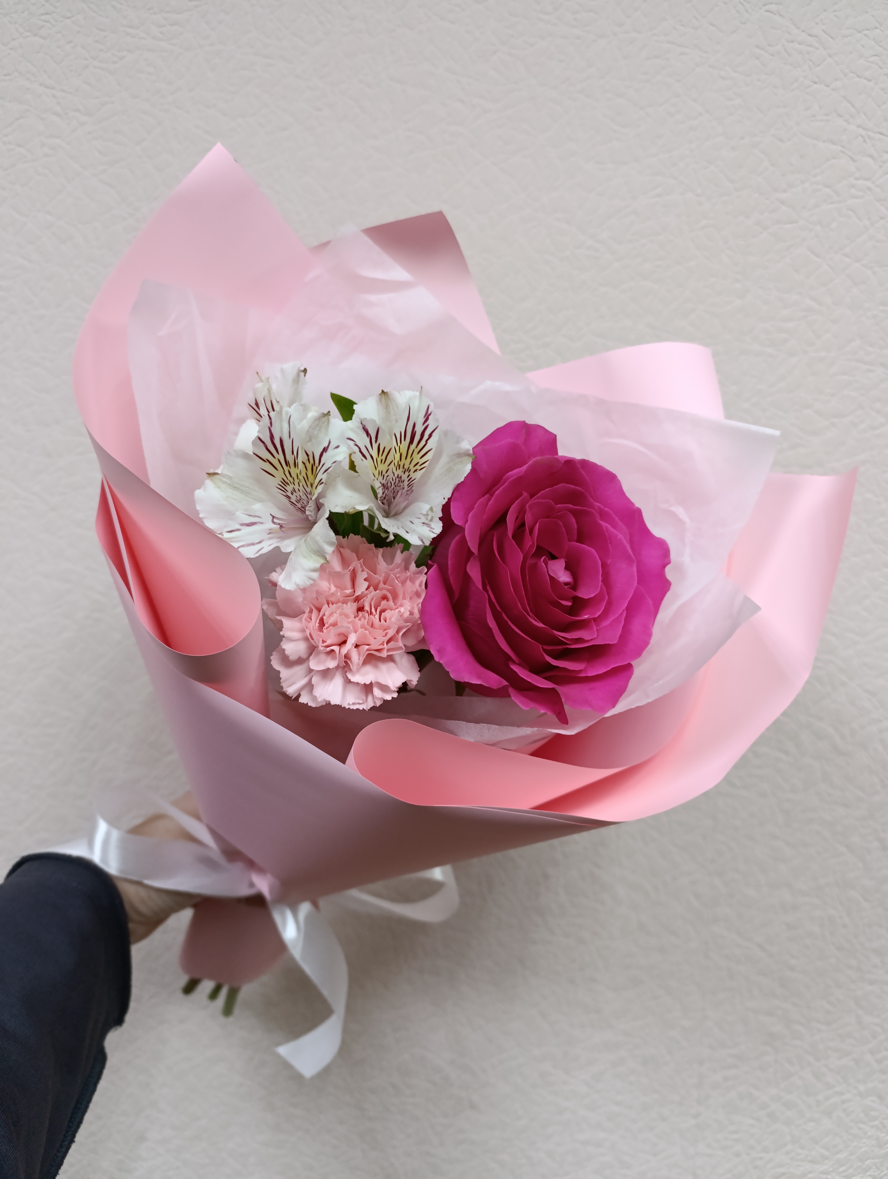 Букет с альстромерией, эквадорской розой «Нежность»