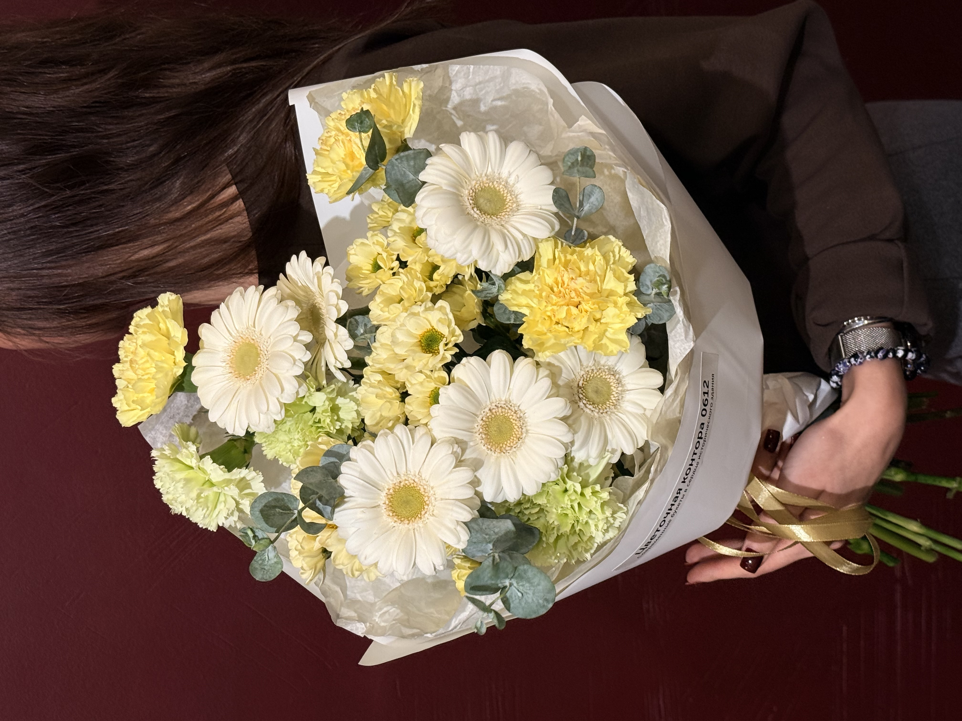 Авторский букет с герберами, хризантемой и диантусами в упаковке 