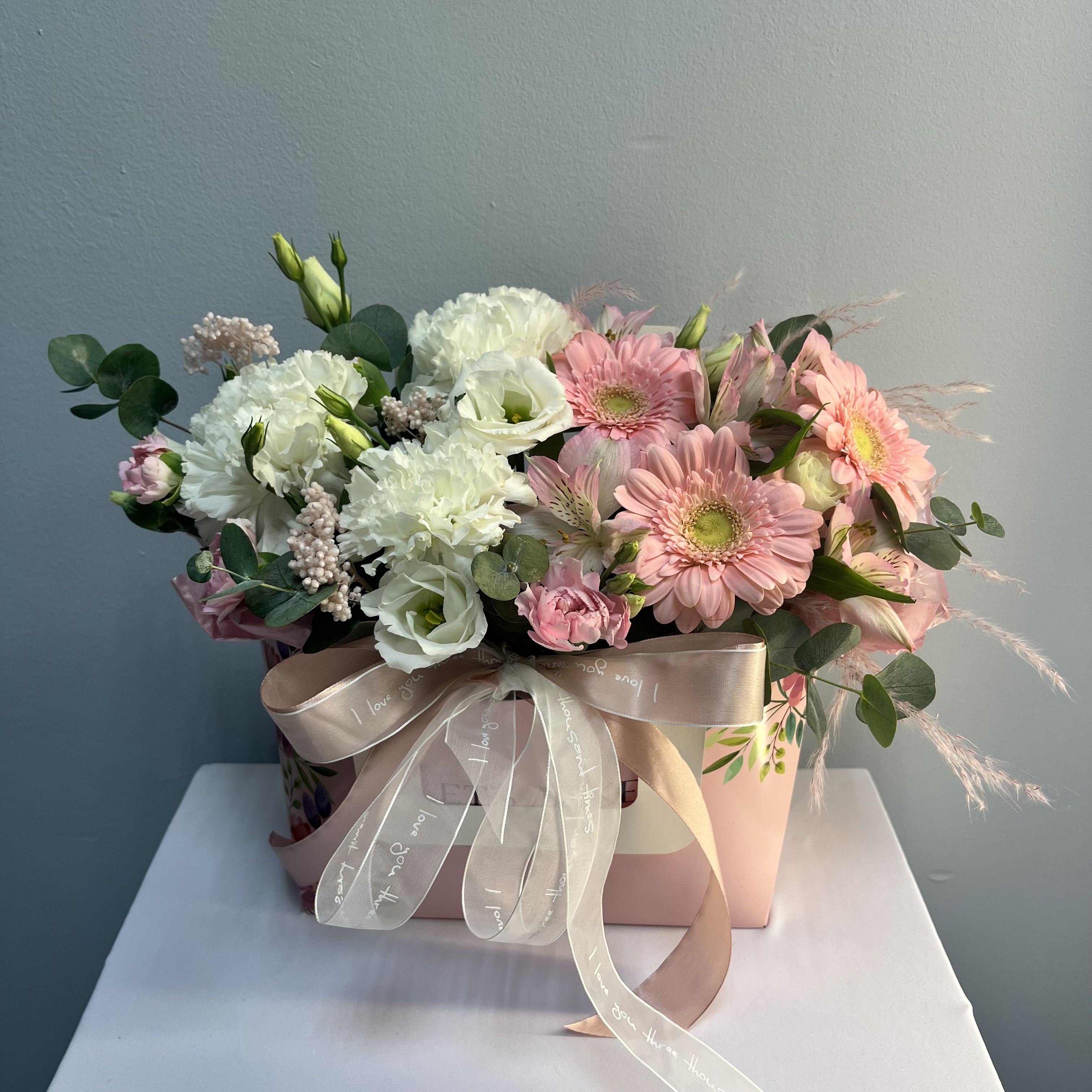 Композиция в сумочке с герберами и диантусом