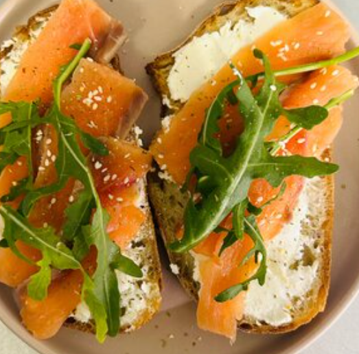 Тосты с лососем и творожным сыром