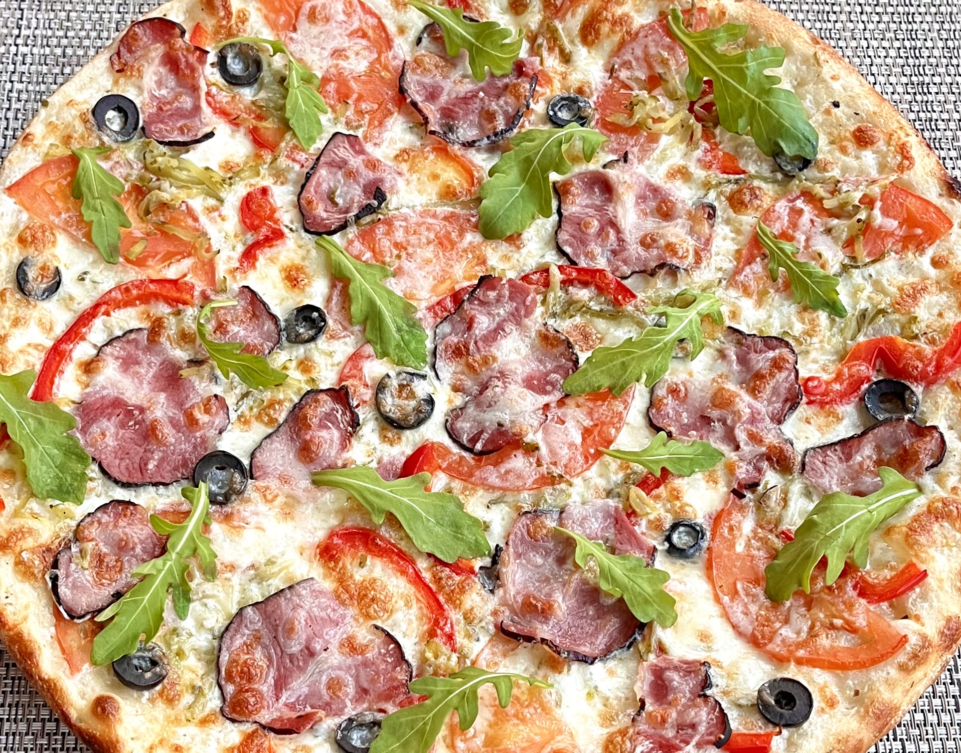 Пицца с бужениной и сыром Пармезан