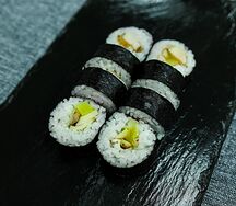 Ролл с курицей и ананасом