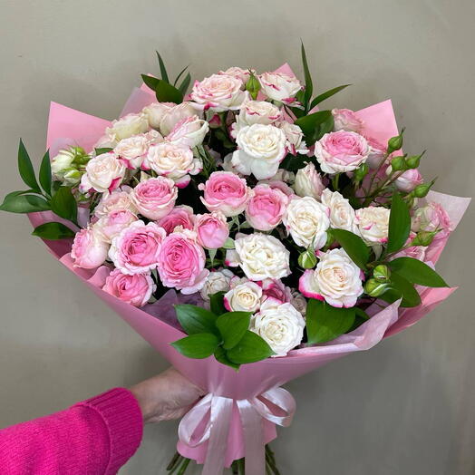 Букет с кустовой розой-купить с быстрой доставкой в Пскове