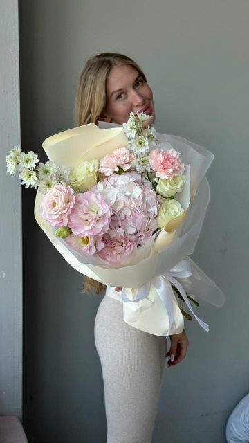 Из гортензии, диантусов и дельфиниума