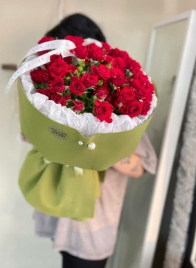 Букет из 11 красных кустовых роз