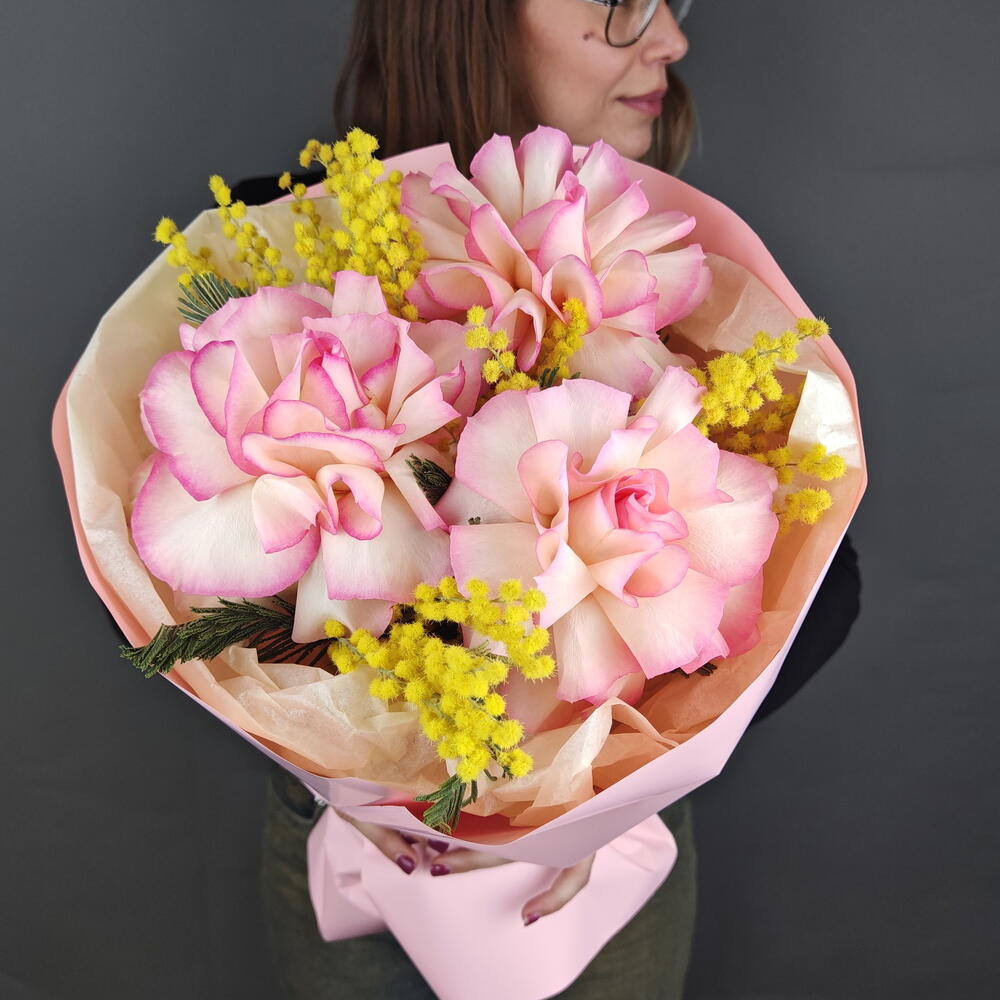 Весенний авторский букет "роза+мимоза"