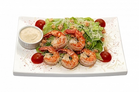 Салат Цезарь с тигровыми креветками