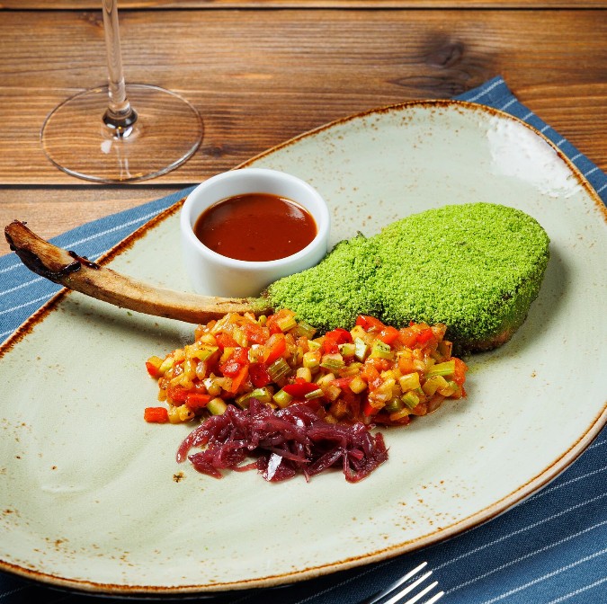 Ковбой - стейк из свинины в зеленой панировке с овощным рататуем и вареньем из лука