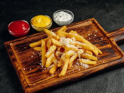 Картофель фри с пармезаном и трюфельным маслом