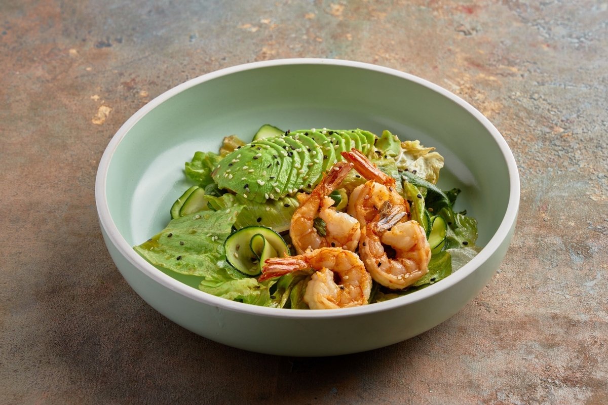 Зеленый салат с креветками