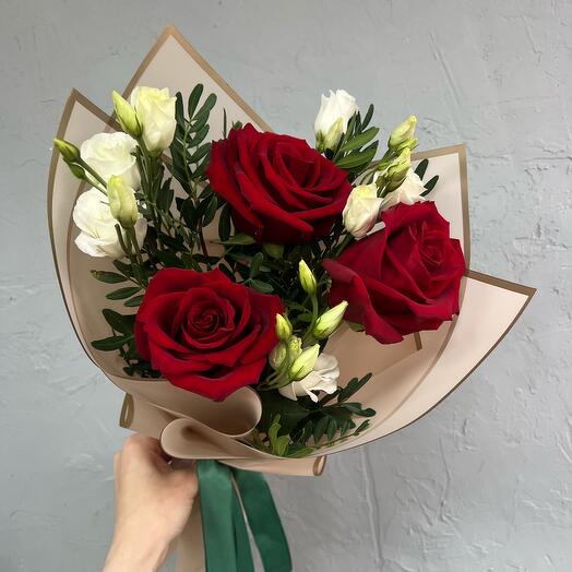 Роза и эустома в оформлении