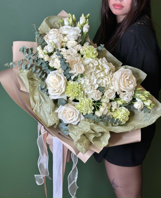 Букет с белыми эквадорскими розами,кустовыми розами ,эустомой и зелеными диантусами