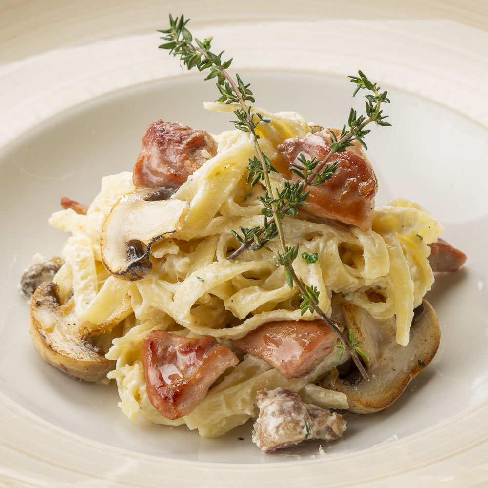Тальятелле с копченым цыпленком и шампиньонами