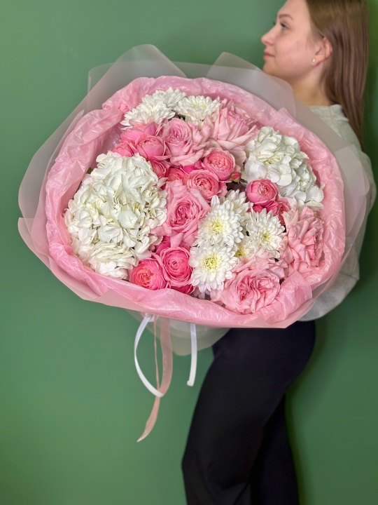 Букет с гортензиями ,пушистой хризантемой ,кустовыми розами и эквадорскими розами