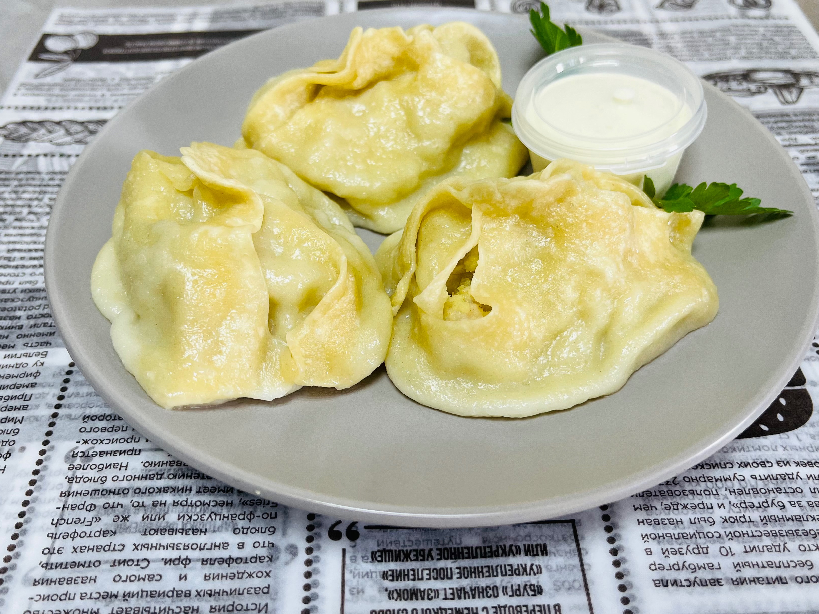 Манты с лесными грибами и картофелем