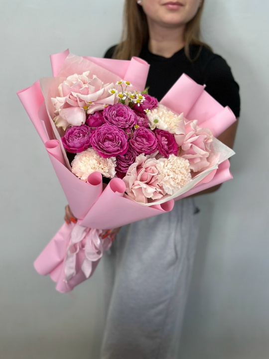 Букет с кустовой пионовидной розой ,французскими розами ,диантусами и ромашкой