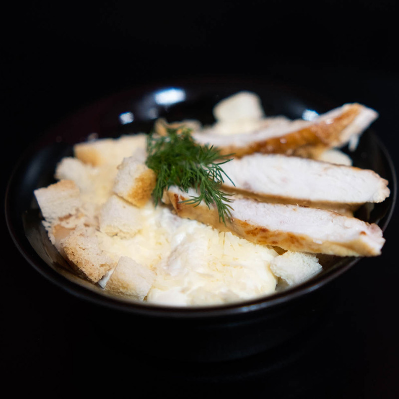 Салат Цезарь с курицей
