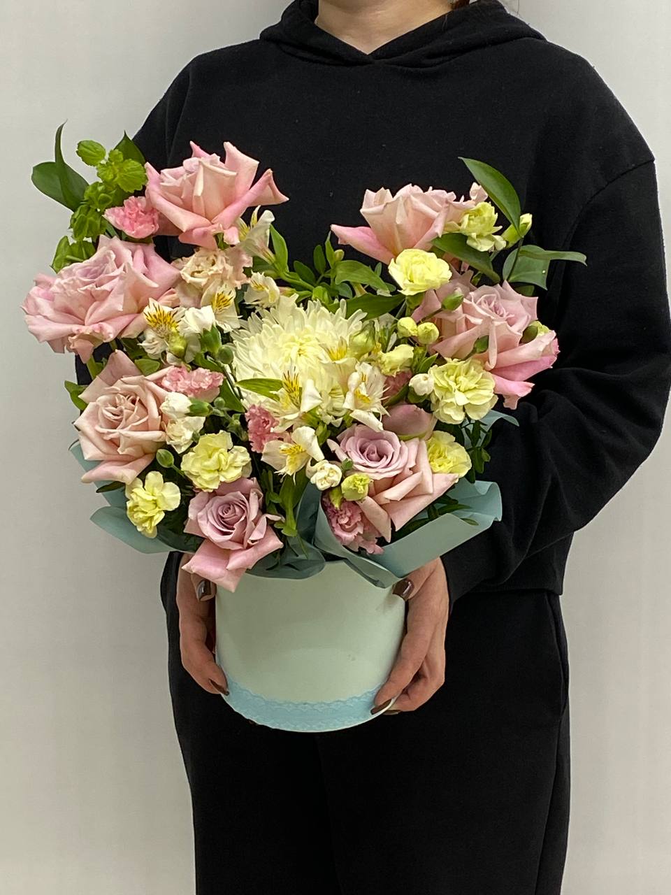 Композиция с хризантемой и розами