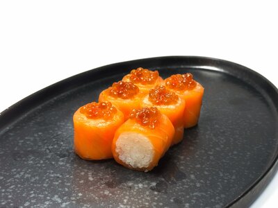 Суши маки с лососем и красной икрой