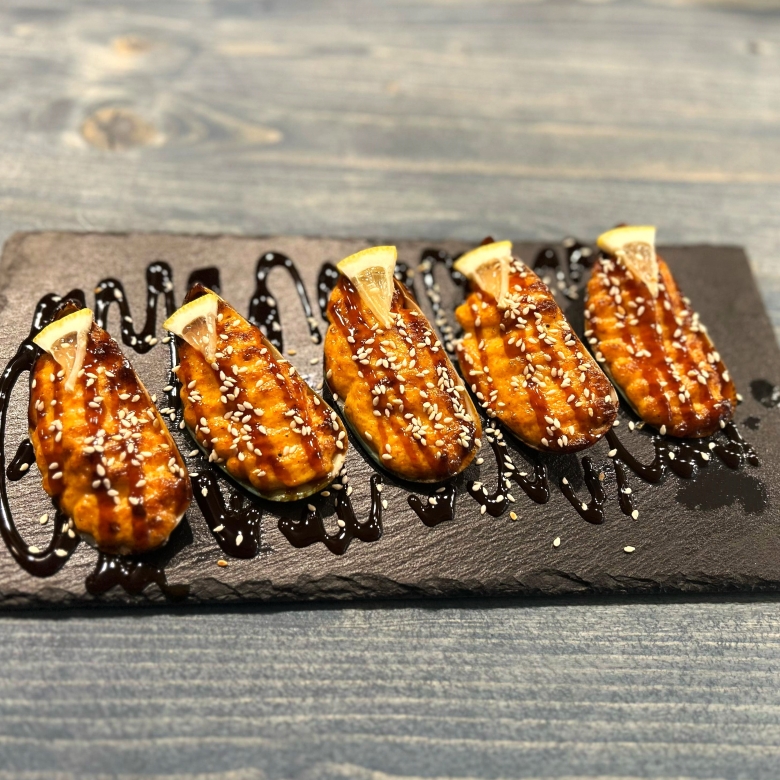 Запеченые мидии под соусом спайси