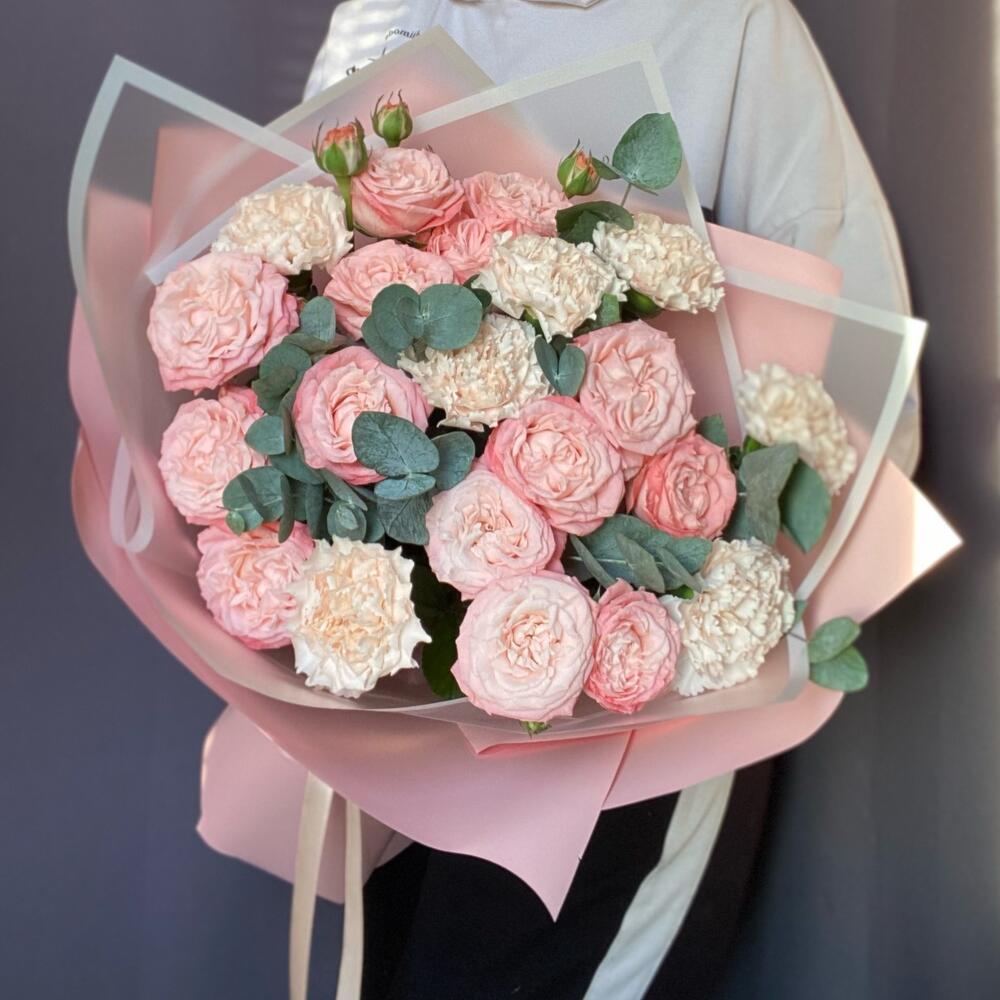 Кустовые розы с диантусами