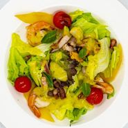 Салат с морепродуктами, манго и авокадо