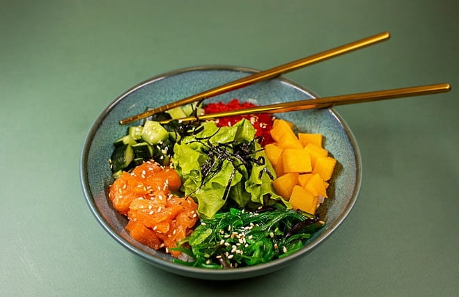 Поке с лососем и манго