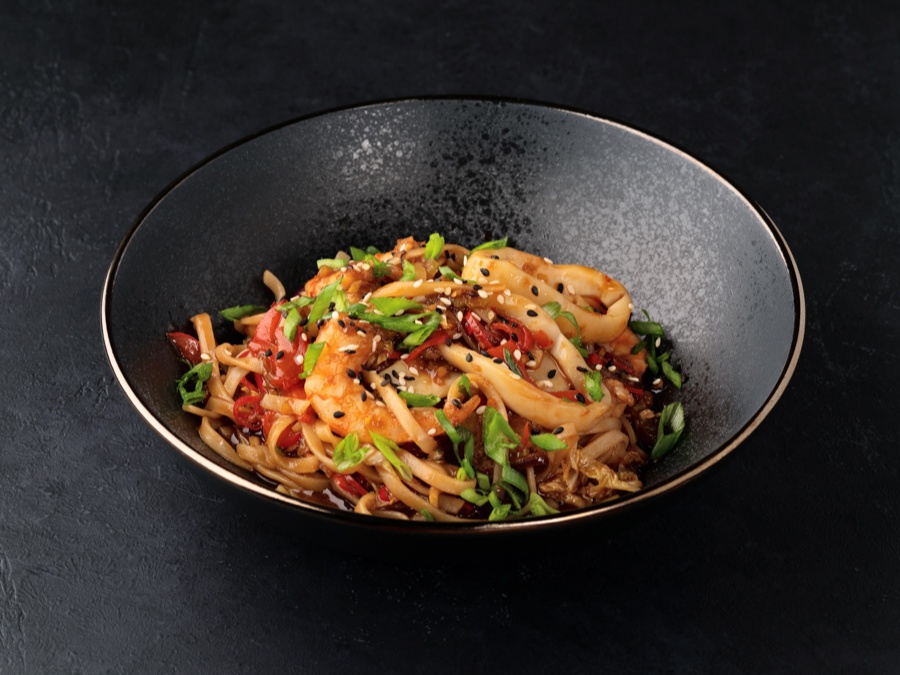 Лапша WOK с морским коктейлем в сливках