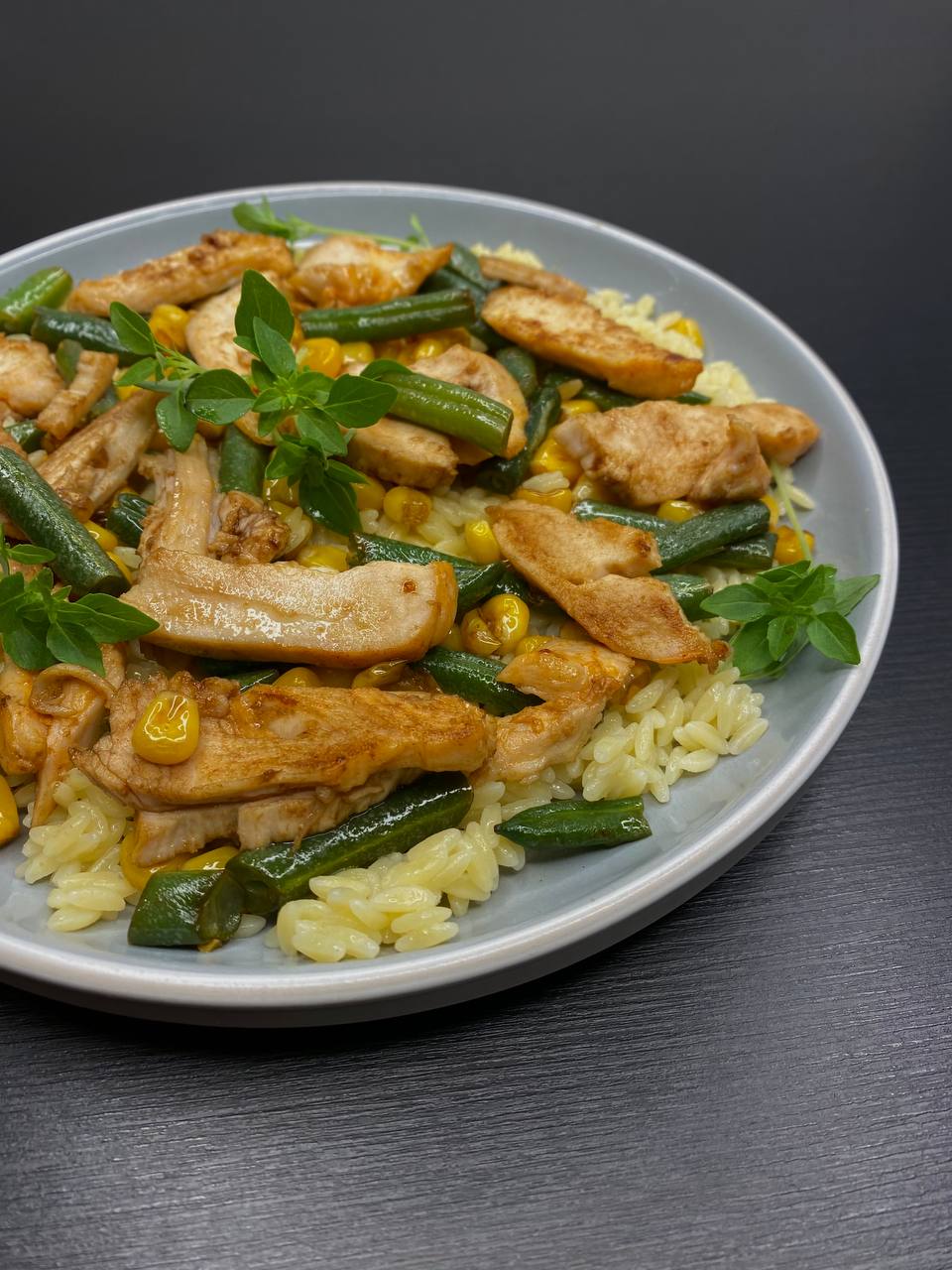 Тёплый салат с курицей и орзо