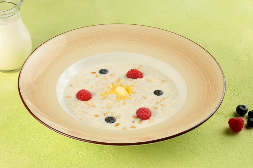 Каша овсяная с ягодами и орехами