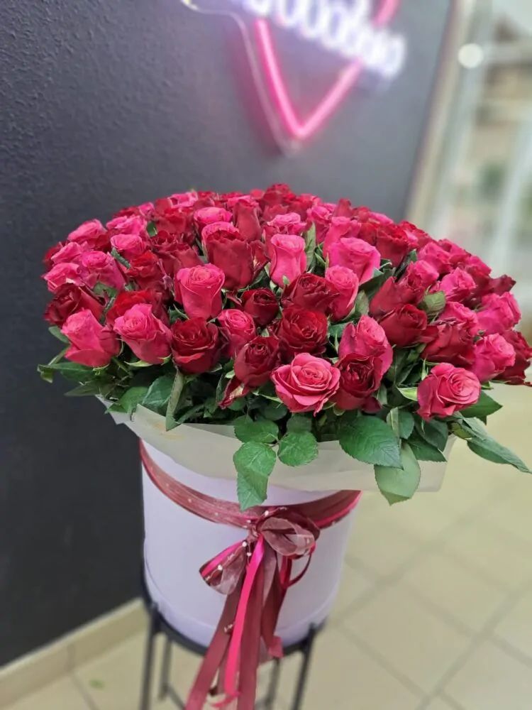 Композиция из 101 малиновой розы Кения в белой шляпной коробке