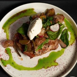 Свиная корейка с копченым муссом и овощами